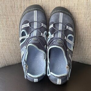 Women’s Sporty Closed-Toe Sandals in Gray and Light Blue